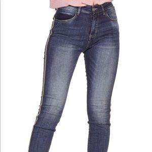ELAN highwaisted dark skinny jean with bead detail